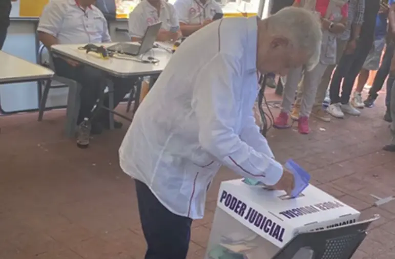 El expresidente reapareció públicamente para emitir su voto. Especial.