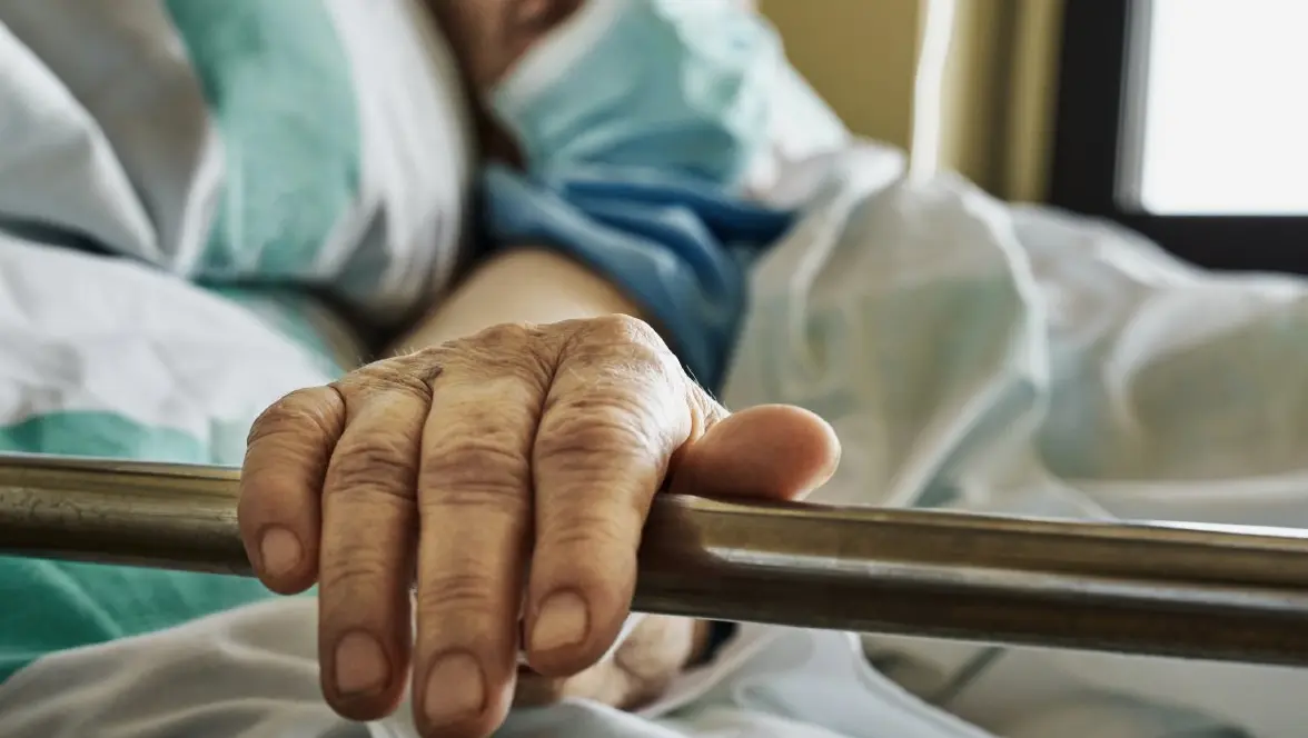 La mujer fue trasladada con vida a un hospital, donde los médicos confirmaron que no había sufrido daños graves. Especial.
