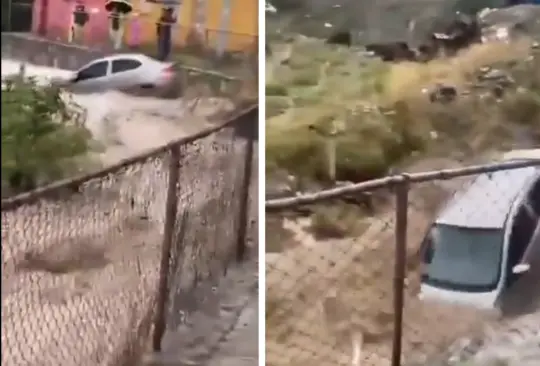 El auto fue llevado por la corriente como si fuera un juguete. El auto fue llevado por la corriente como si fuera un juguete.