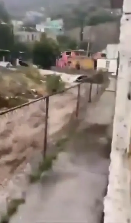 El vehículo, un Jetta gris que se encontraba estacionado, fue arrastrado varios metros. Captura de pantalla.