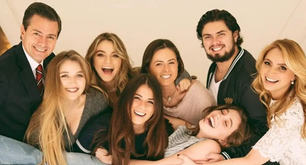 Las jóvenes son hijas de José Alberto Castro, pero cuando su mamá se casó con Enrique Peña Nieto se mudaron con ella a la residencia de Los Pinos.