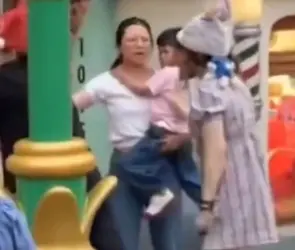 Puños y gritos en Disneyland: pelea entre familias por colarse en la fila desata caos