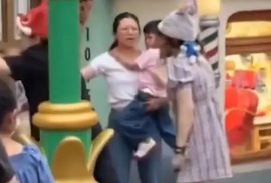 Puños y gritos en Disneyland: pelea entre familias por colarse en la fila desata caos Puños y gritos en Disneyland: pelea entre familias por colarse en la fila desata caos