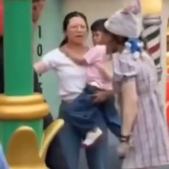 Puños y gritos en Disneyland: pelea entre familias por colarse en la fila desata caos