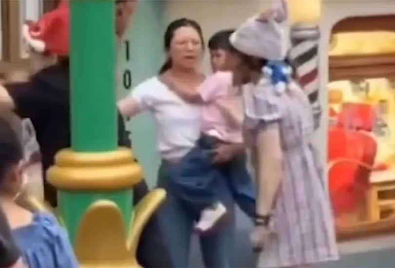 Pu&ntilde;os y gritos en Disneyland: pelea entre familias por colarse en la fila desata caos