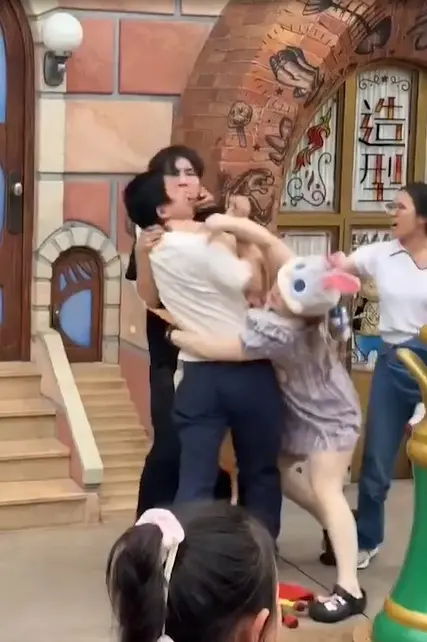 Familias pelean en Disneyland de Shanghai Especial