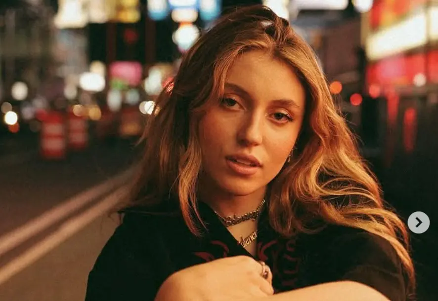 Tiene 20 años y es la menor de las hijas de Angélica.