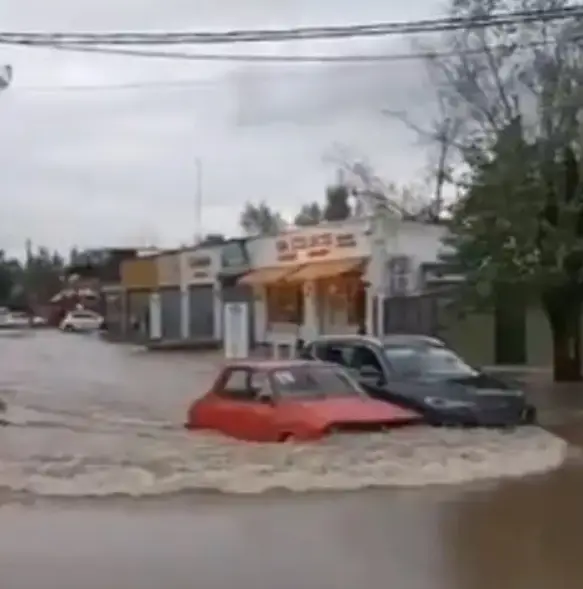 El auto pasó tranquilamente junto a una gran camioneta que se quedó varada. Captura de pantalla.