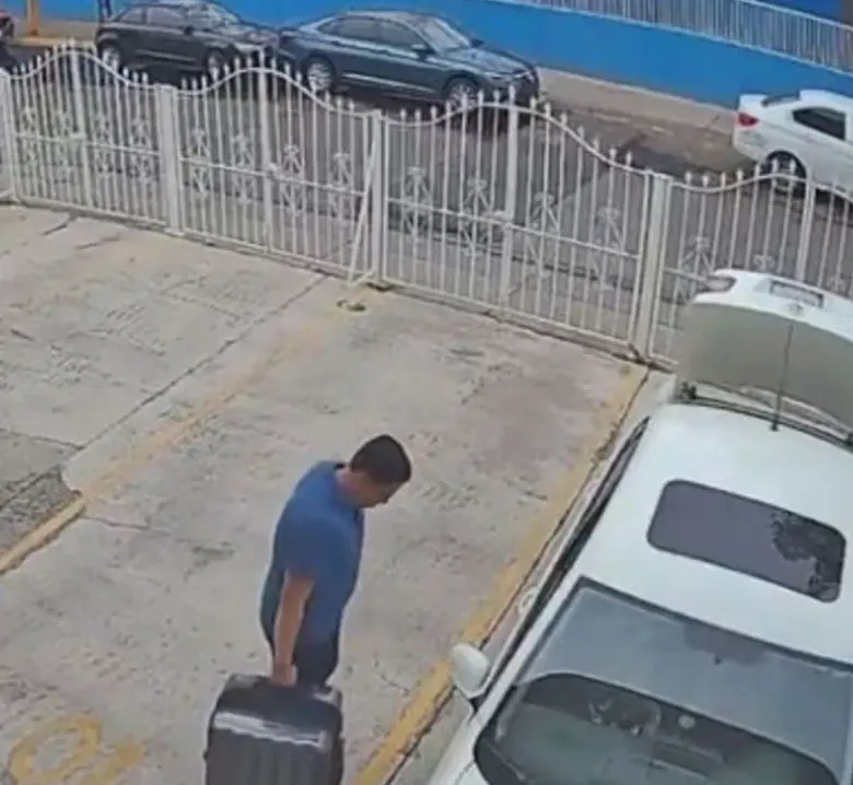 En el video se ve al sospechoso con una maleta pesada que coloca en la cajuela de un coche blanco. Especial.