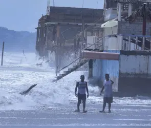 Muere abuelita ahogada en Acapulco tras ignorar alerta por mar de fondo