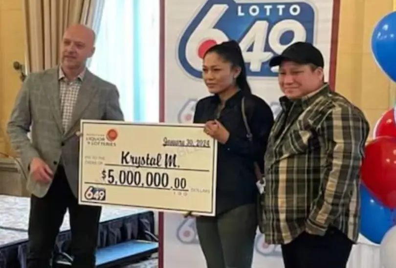 Lawrence Campbell con su novia al cobrar el premio Lawrence Campbell con su novia al cobrar el premio