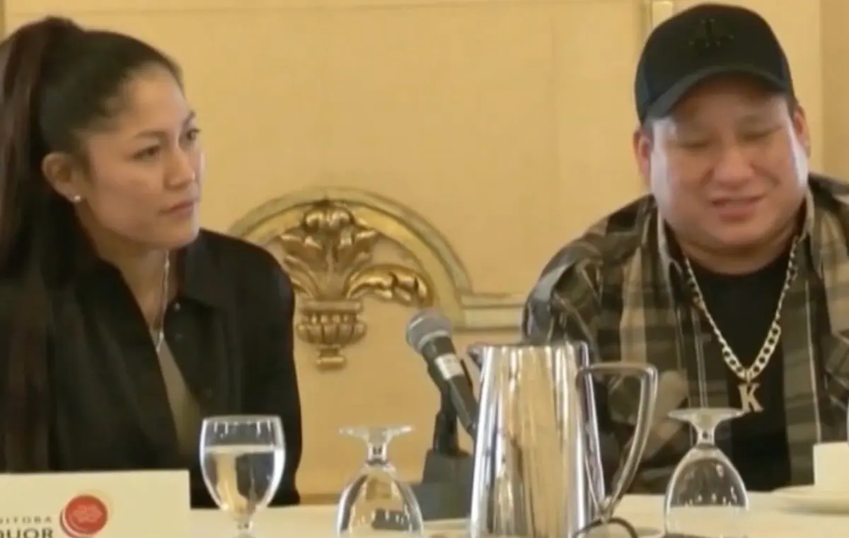 Lawrence Campbell y su novia al cobrar el premio Especial