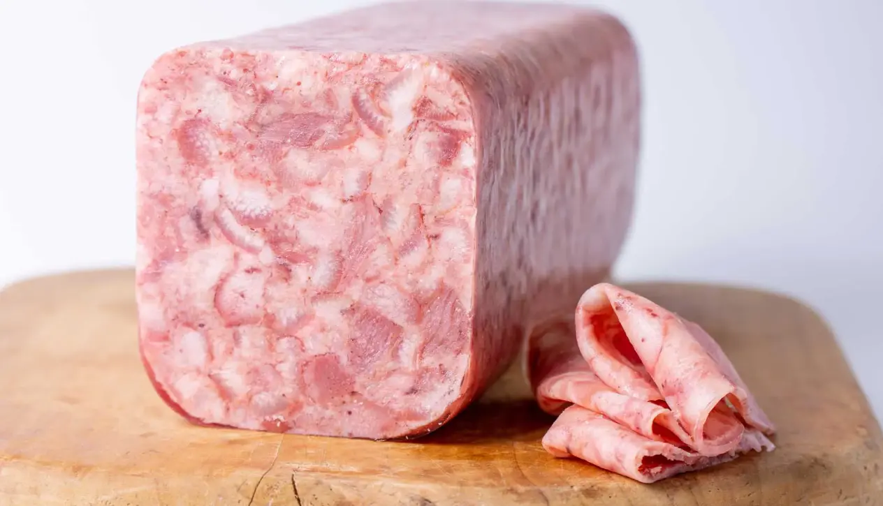  El queso de puerco es un producto derivado del procesamiento de carne de cerdo. 