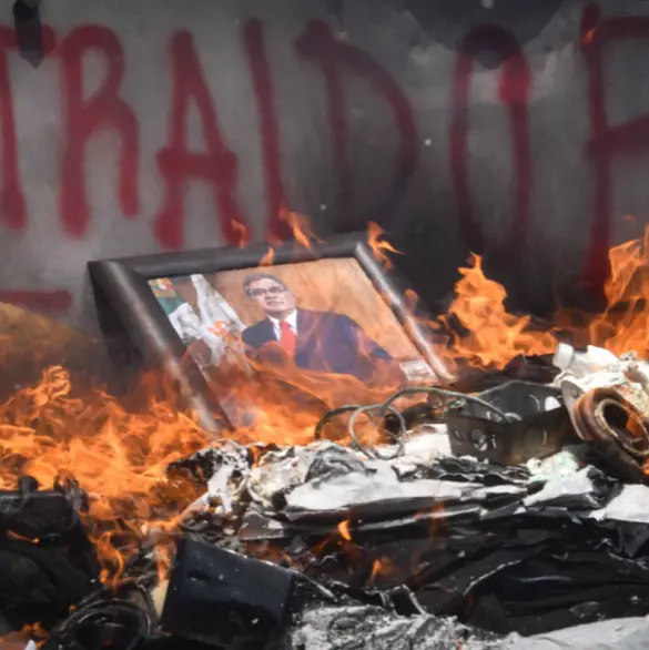 Maestros de la CETEG irrumpen e incendian el edificio de la SNTE en CDMX