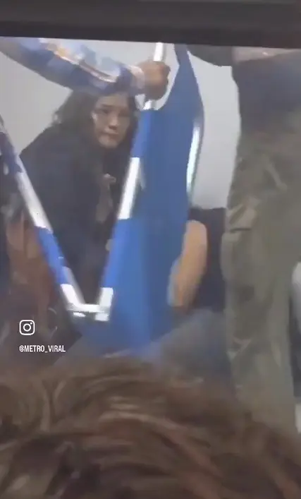 Trabajadora del Metro cuida de mujer que se sintió mal Especial