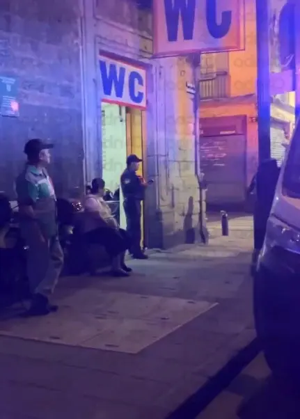 Muere mujer en baños públicos del Centro Especial
