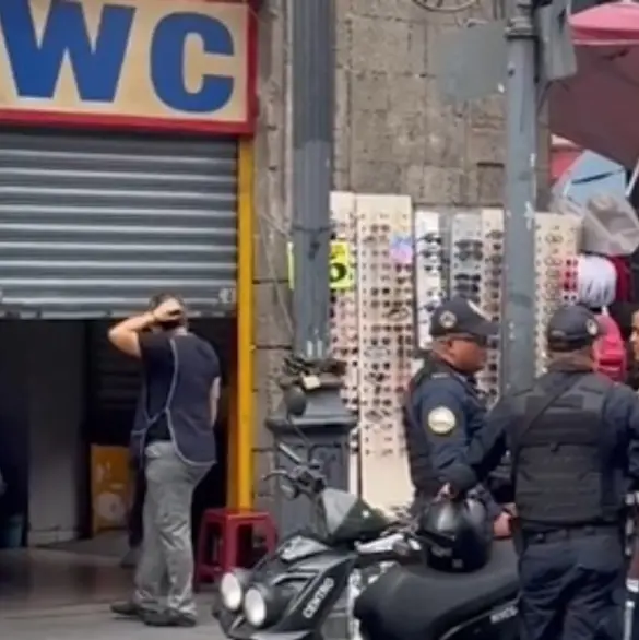 Hallan a mujer muerta en baños públicos del Centro CDMX; entró sola y no volvió a salir