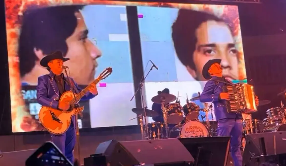 Los Alegres del Barranco proyectaron imágenes de figuras del narcotráfico como "El Mencho" durante su concierto. Especial.