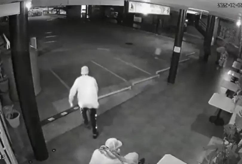 Así fue el momento en que hombres armados prendieron fuego a los restaurantes. Así fue el momento en que hombres armados prendieron fuego a los restaurantes.