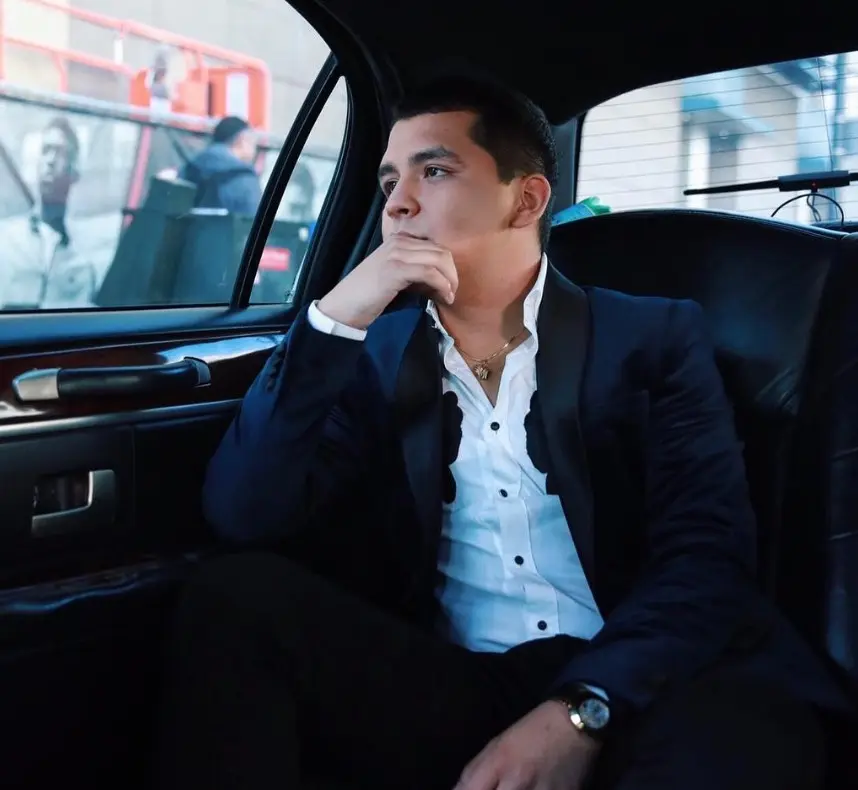 En tan solo un año de carrera, alcanzó notoriedad en el regional mexicano con éxitos como 'Adiós Amor' y 'Me Dejé Llevar'.