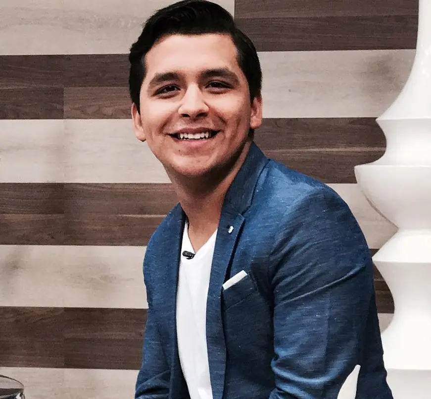 Christian Nodal nació en Caborca, Sonora, el 11 de enero de 1999, y comenzó su carrera musical a los 17 años, con el apoyo de sus padres.<br>