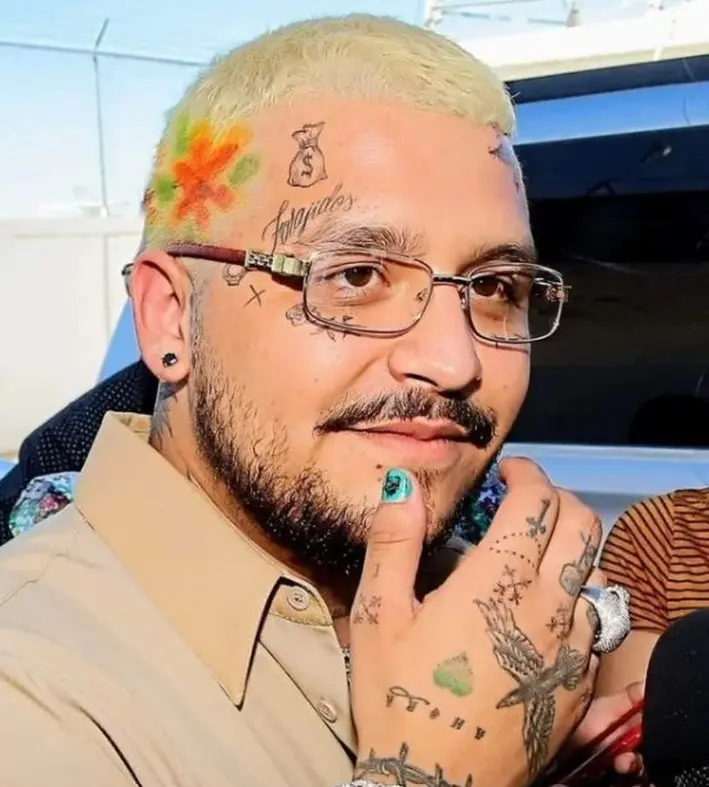 Durante su relación con Belinda, su afición por los tatuajes se intensificó, llegando a tatuarse diseños inspirados en ella.