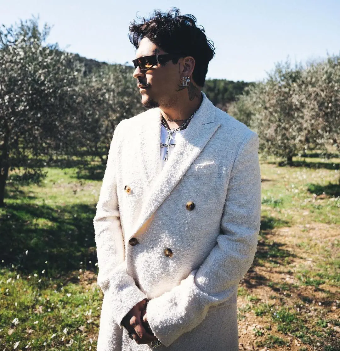 Utiliza la técnica de fototermólisis para remover sus tatuajes, un tratamiento que puede alcanzar hasta los 80 mil pesos por sesión.