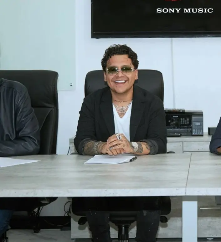 A sus 26 años, promociona su álbum '¿Quién + Como Yo?', mientras lidia con los comentarios por su matrimonio con Ángela Aguilar.