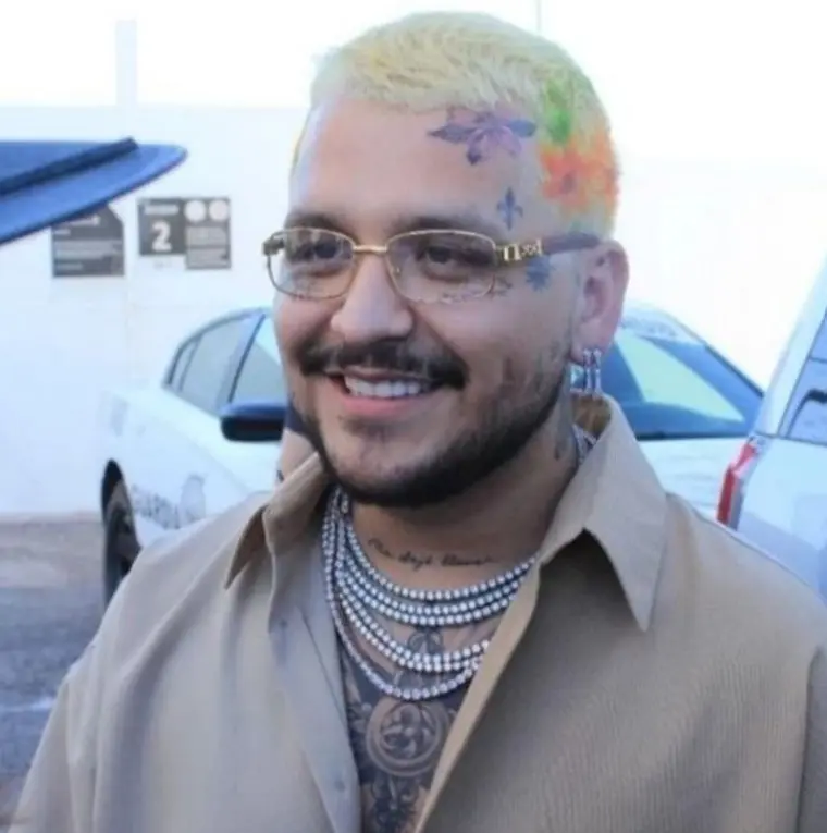 También experimentó con su cabello, tiñéndolo de colores llamativos como verde, naranja y rubio.