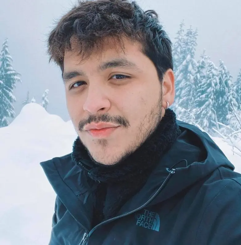 A partir de 2019, los tatuajes comenzaron a formar parte esencial de su identidad, incluyendo varios en el rostro.