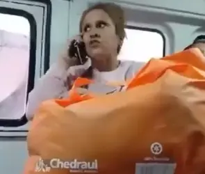 Mujer es llamada Lady Alucin por fingir llamada con la gobernadora mientras viaja en la combi