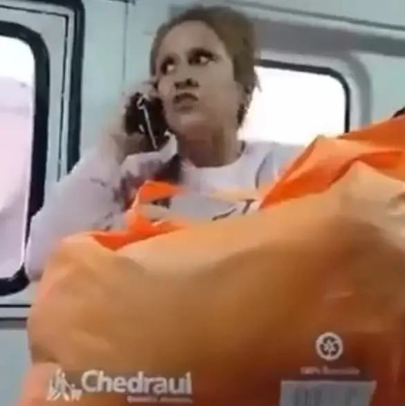 Mujer es llamada Lady Alucin por fingir llamada con la gobernadora mientras viaja en la combi