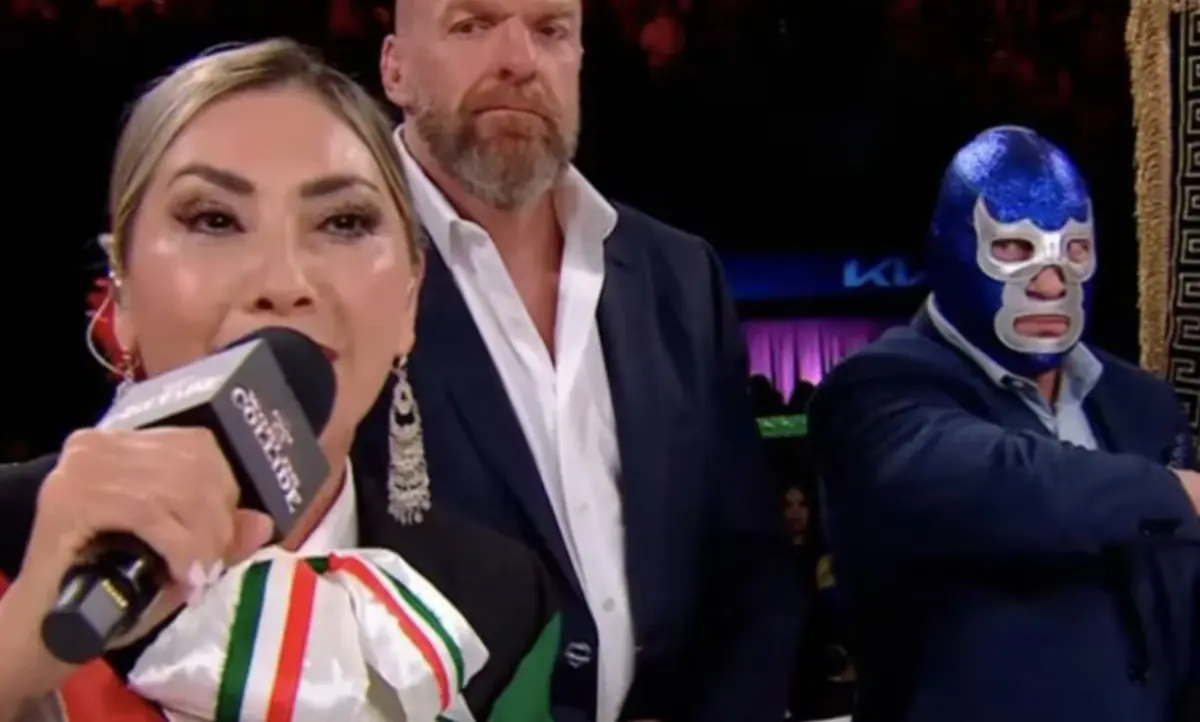  Antes del inicio del evento se entonó el himno mexicano enfrente de los aficionados. 