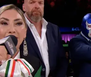 Deyra Barrera se equivoca al cantar el Himno en evento de WWE y no se lo perdonan