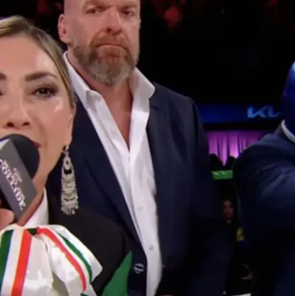 Deyra Barrera se equivoca al cantar el Himno en evento de WWE y no se lo perdonan