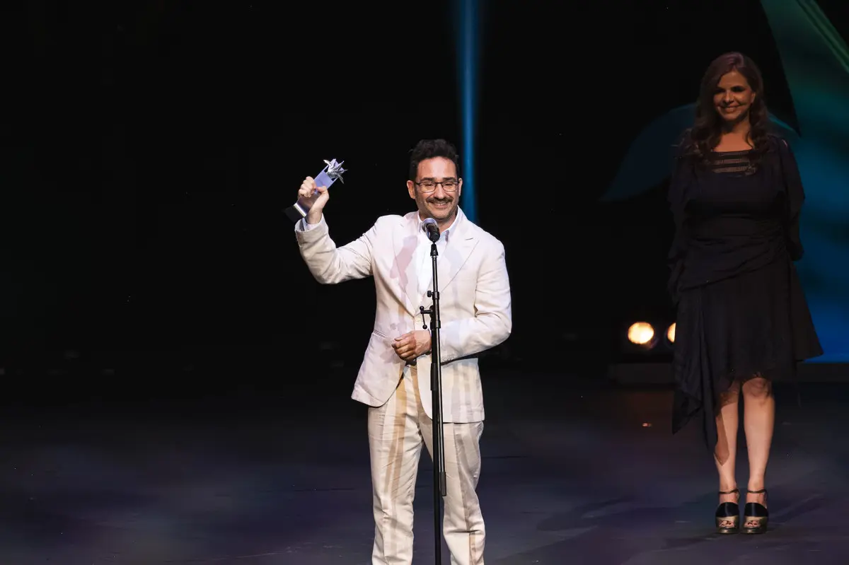 El director Juan Antonio Bayona recibe el Mayahuel Homenaje Internacional Cortesía FICG Guadalajara / Adrián Salazar