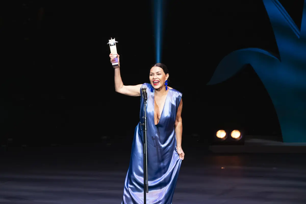 La actriz Dolores Heredia recibe el Premio Mayahuel de Plata en la Ceremonia de inauguración del FICG 40 Cortesía FICG Guadalajara / Adrián Salazar