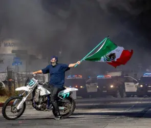 Con banderas, mexicanos protestan en Los Ángeles por redadas migratorias