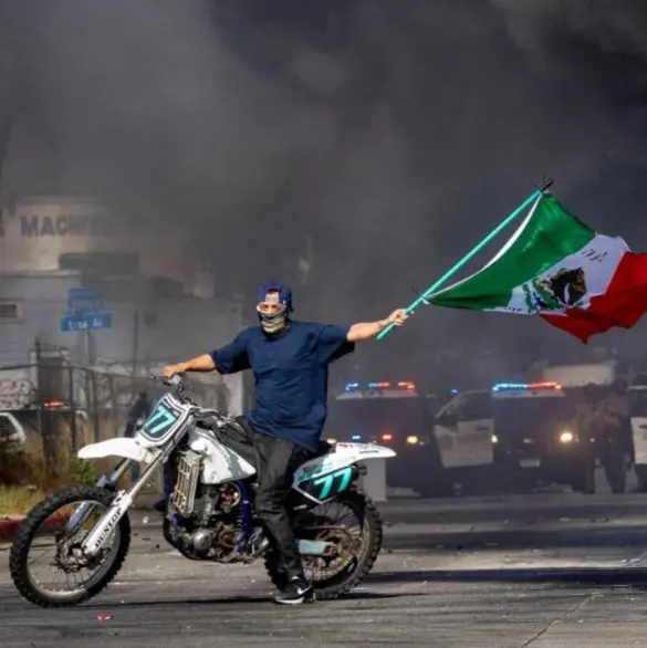 Con banderas, mexicanos protestan en Los Ángeles por redadas migratorias