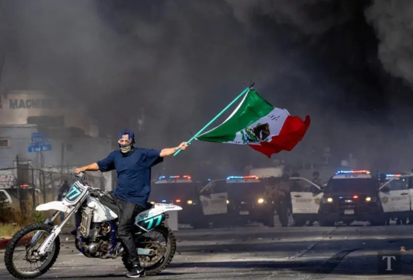 Activistas y miembros de la comunidad protestaron tratando de evitar las detenciones. Activistas y miembros de la comunidad protestaron tratando de evitar las detenciones.