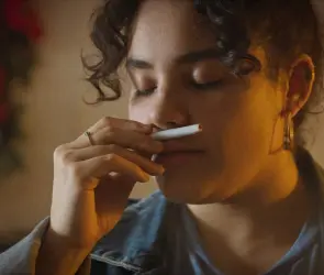 No, gracias, ya no fumo: Diego Toussaint retrata con humor millennial la ansiedad de no saber qué hacer con tu vida en FICG 2025