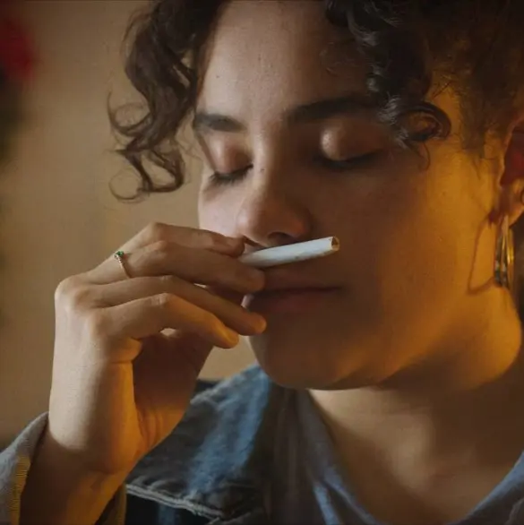 No, gracias, ya no fumo: Diego Toussaint retrata con humor millennial la ansiedad de no saber qué hacer con tu vida en FICG 2025