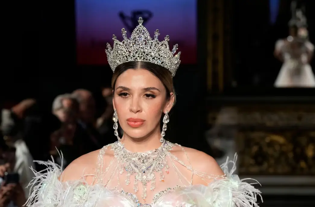 Emma Coronel, esposa de Joaquín El Chapo Guzmán, modela en una pasarela en Milán, Italia, en septiembre de 2024. Especial