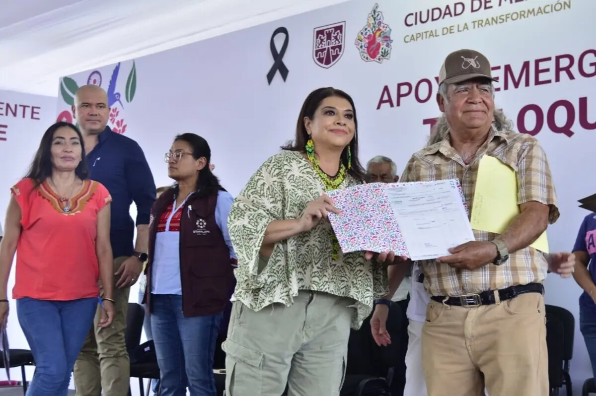  Clara Brugada entrega apoyos económicos en la alcaldía Iztapalapa. 