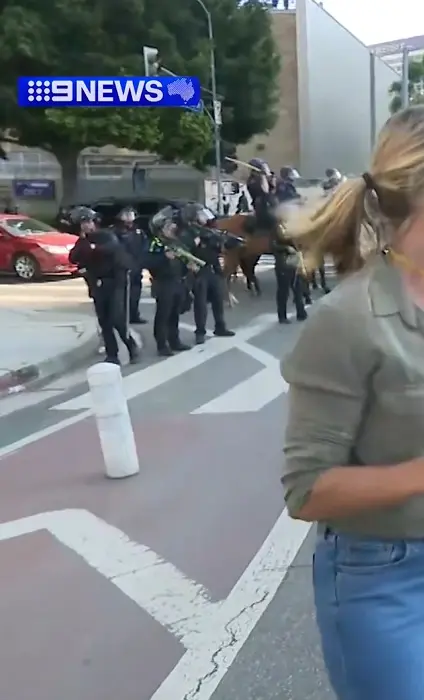 Reportera recibe balazo de goma en protestes en Los Ángeles Especial