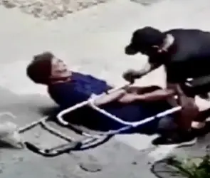 Golpean y asaltan a abuelita en la puerta de su casa | VIDEO