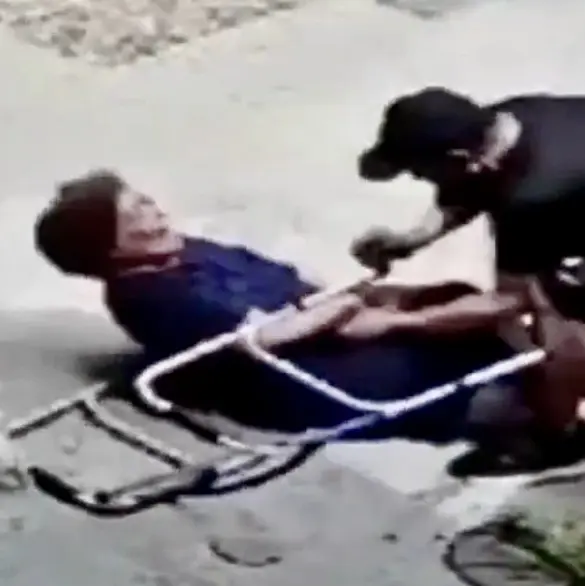 Golpean y asaltan a abuelita en la puerta de su casa | VIDEO
