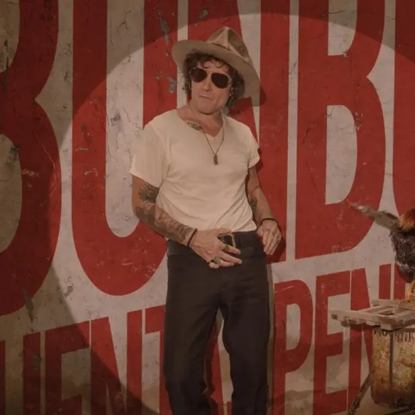 Enrique Bunbury arrebata celulares a fans en México tras advertir que no grabaran su concierto
