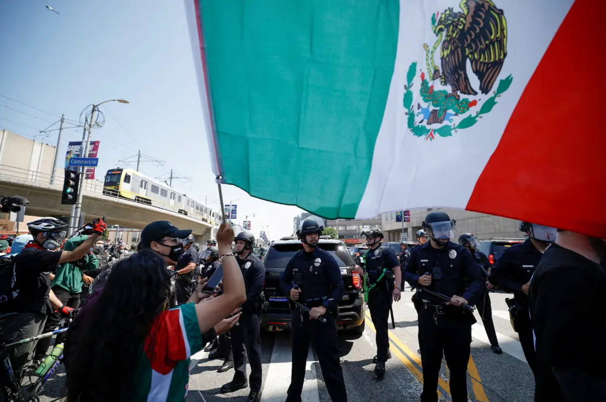 Una manifestante ondea la bandera mexicana durante las protestas de este domingo en Los Ángeles, California. Especial