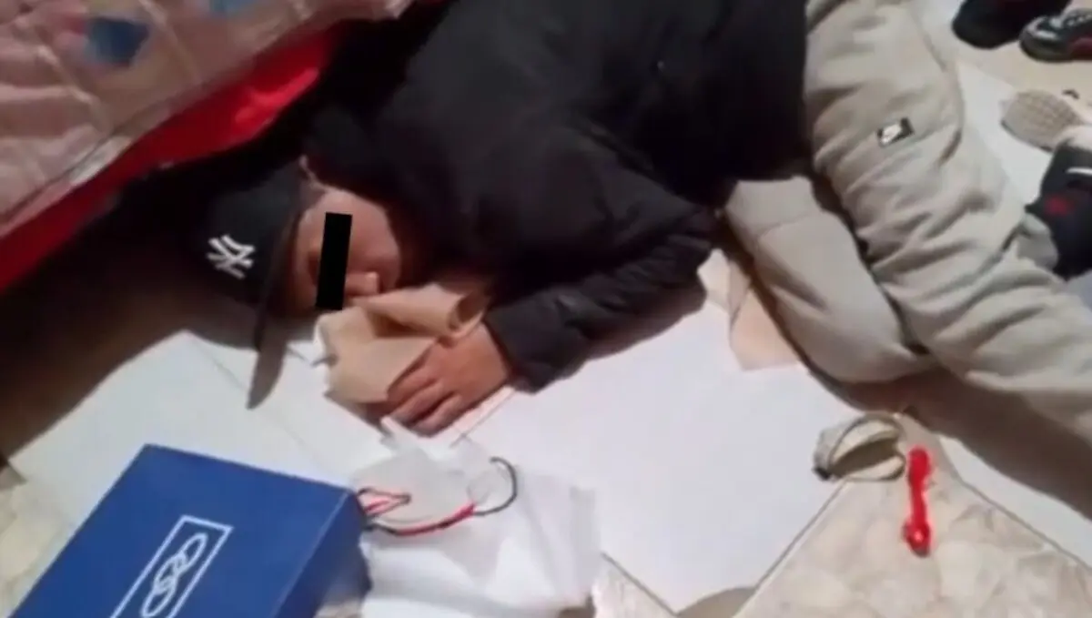  El ladrón cayó dormido antes de escapar. 
